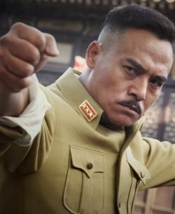 了贩卖鸦片的道路,却不想自己也深陷毒瘾,同时,他一生都与戴天理较劲