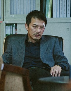 李教授 剧照李教授:学校音乐学院的教授,气度不凡,言辞犀利,是校园里