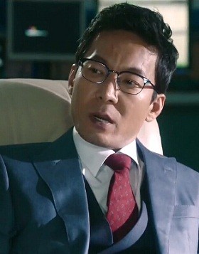 欺诈游戏 张局长是崔镇浩演的.