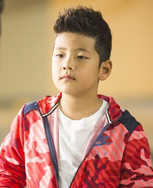 石头 剧照石头:老郭的儿子.爸爸的假期 石头是郭子睿演的.